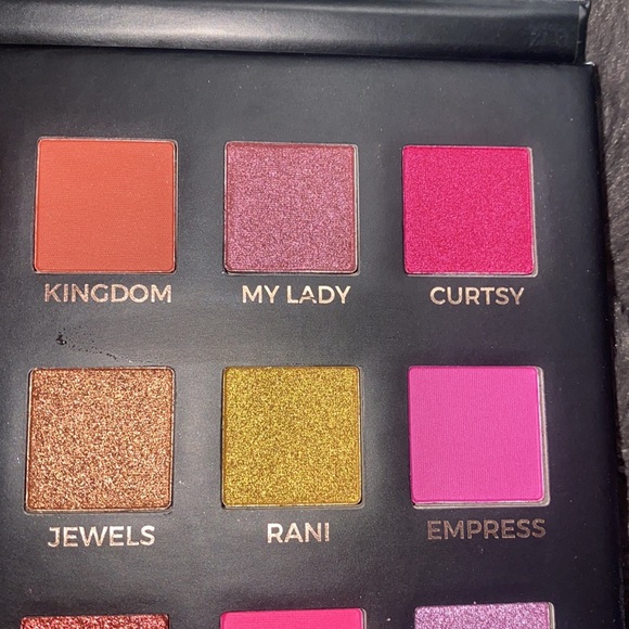 🪿Eloise Makeup Eloise The Queen Eyeshadow Palette! - Picture 5 of 8